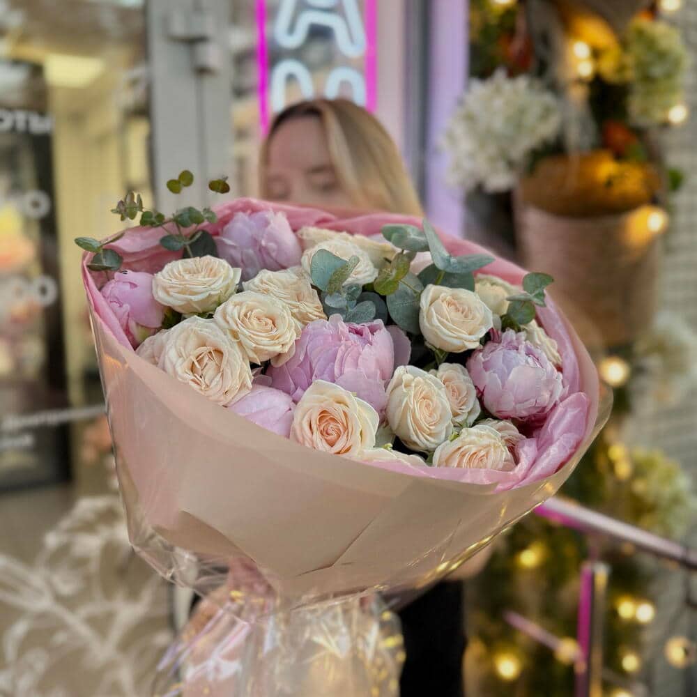 «Аромат нежности» 🌸 — с кустовыми розами и пионами