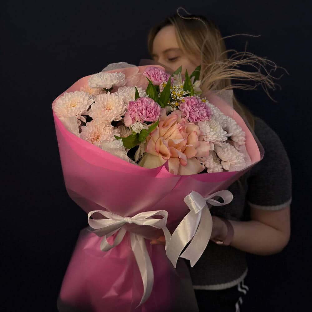 «Клубничка🍓S» с французской розой, кустовой хризантемой, стойкой альстромерией и диантусами