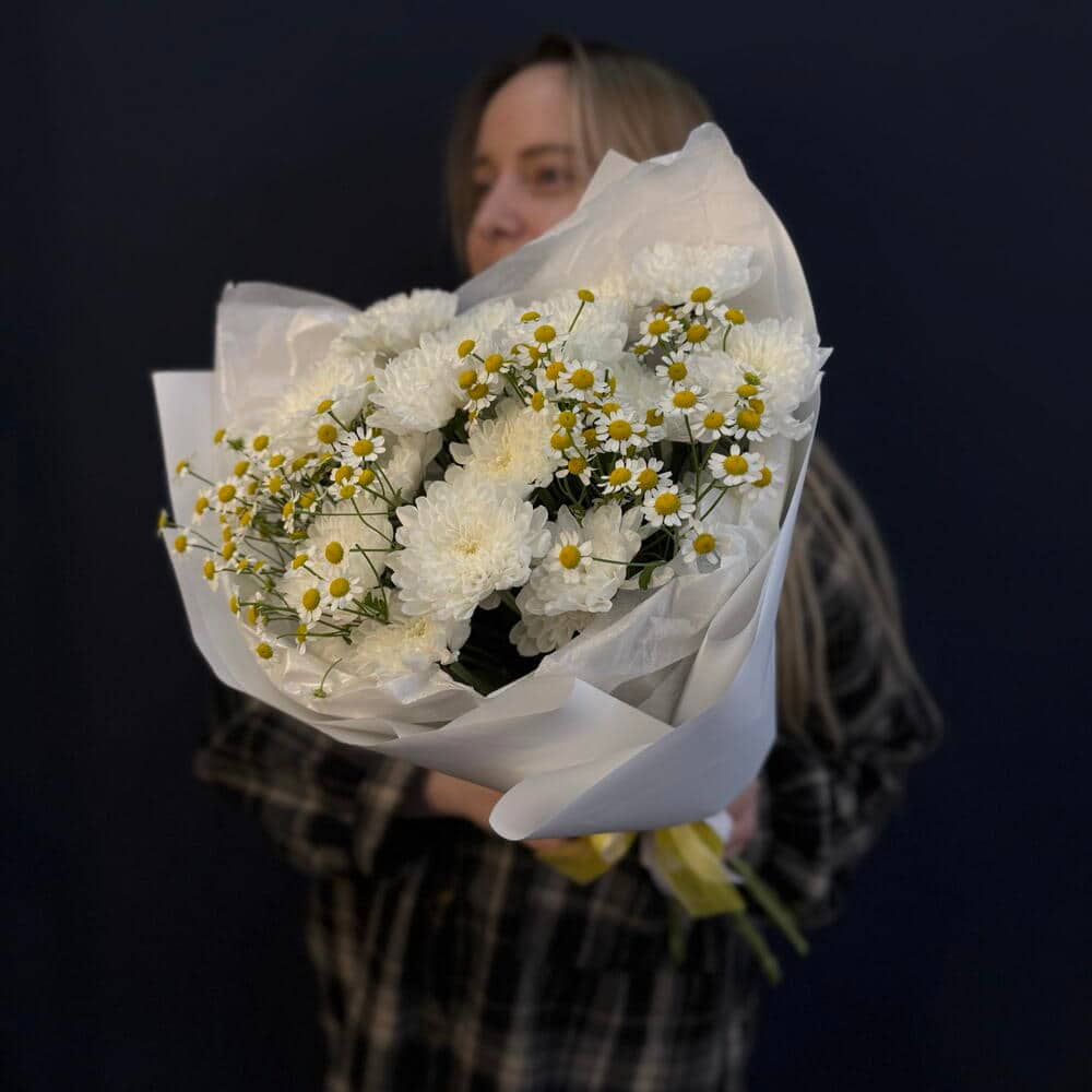 Пышный «Полевые грёзы» (кустовая хризантема с полевой ромашкой)
