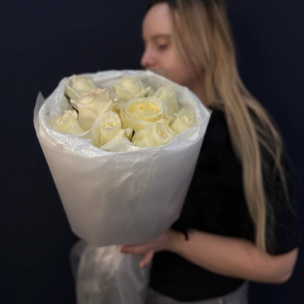 Из 9 белых роз 50 см