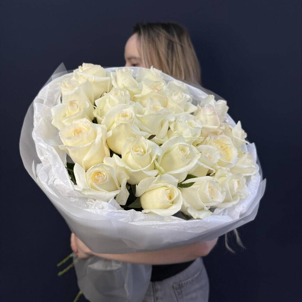 Из 25 белых роз 50 см
