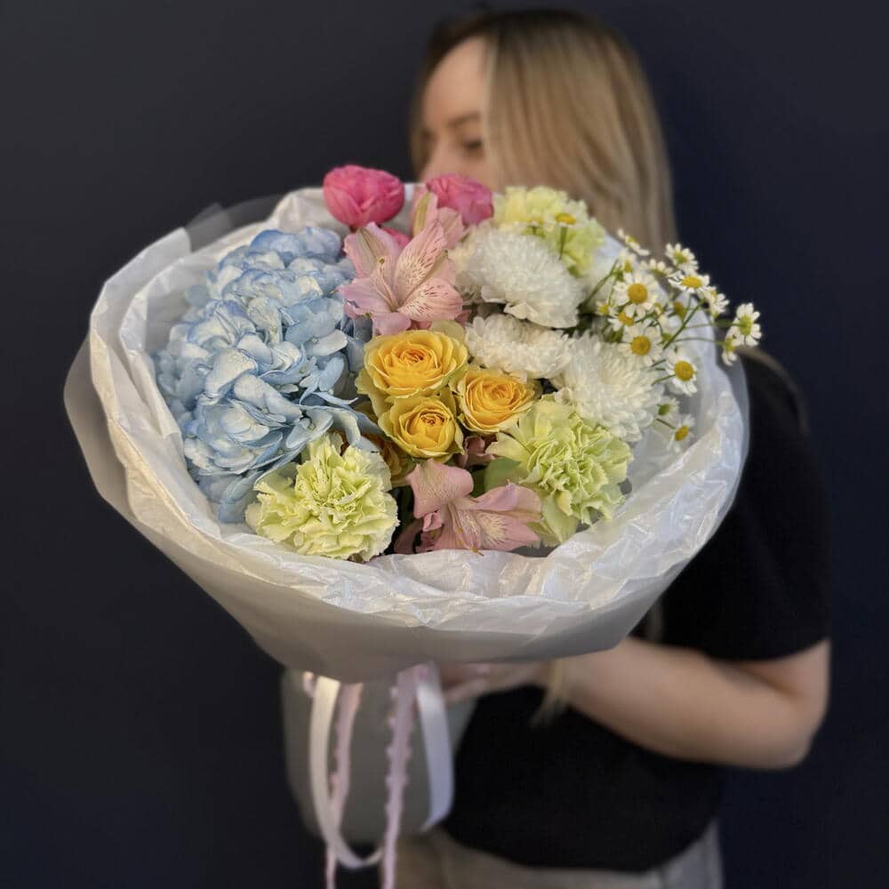 Дофаминовый «Ты сегодня особенная💛» с гортензией и кустовой розой