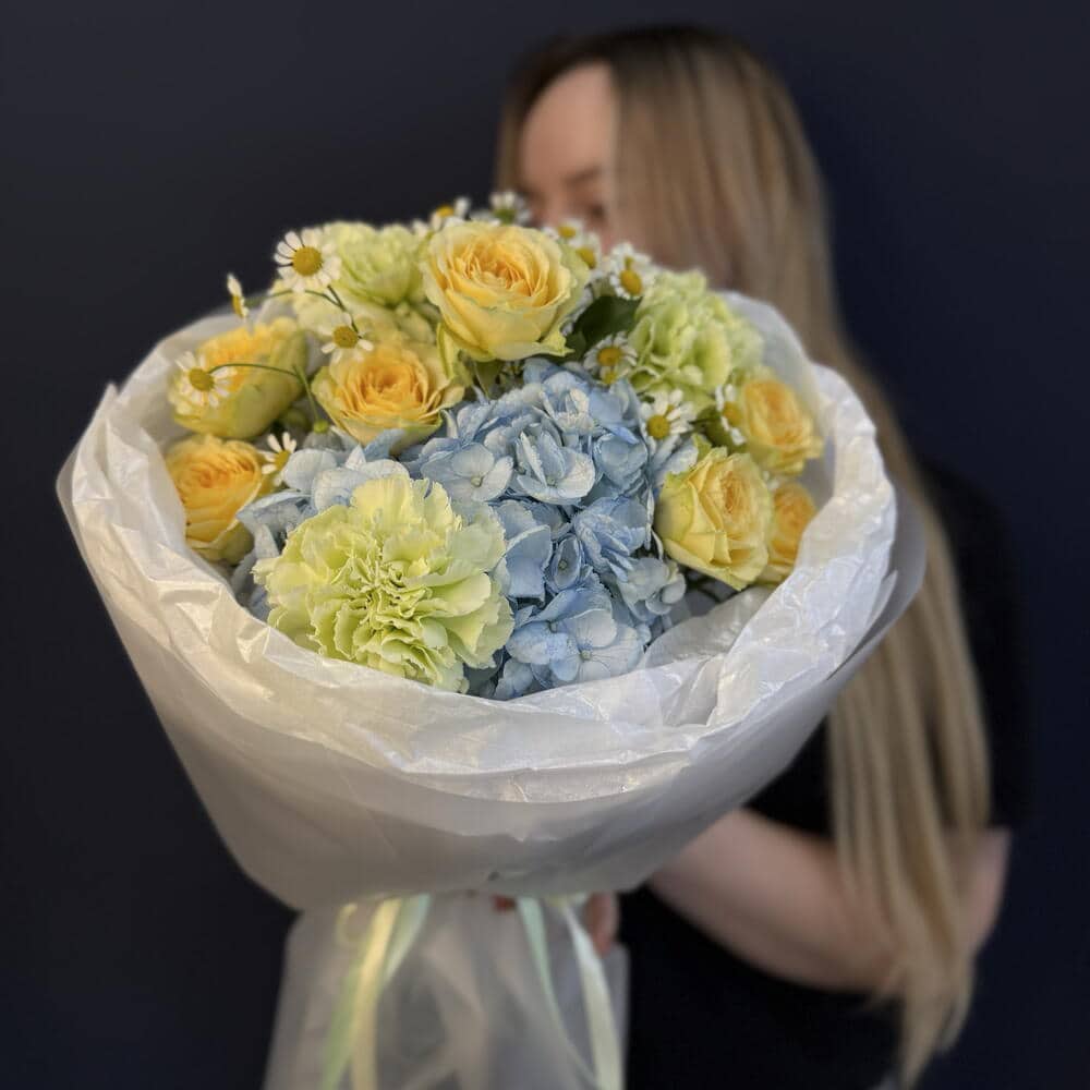 Авторский дофаминовый «Ты моё солнце💛» с кустовой розой, гортензией и ромашкой