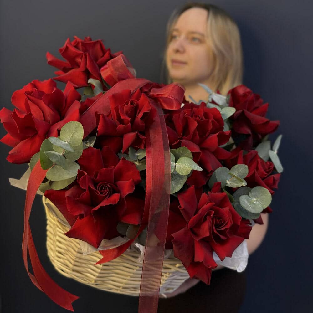 Премиум корзина «Лукошко с клубникой💫» с гортензией, диантусом и хлопком