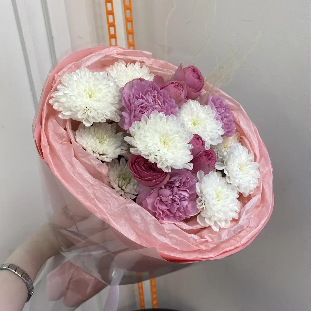 «Она прекрасна» S 💕 с хризантемой, кустовой пионовидной розой, диантусами — фото 3