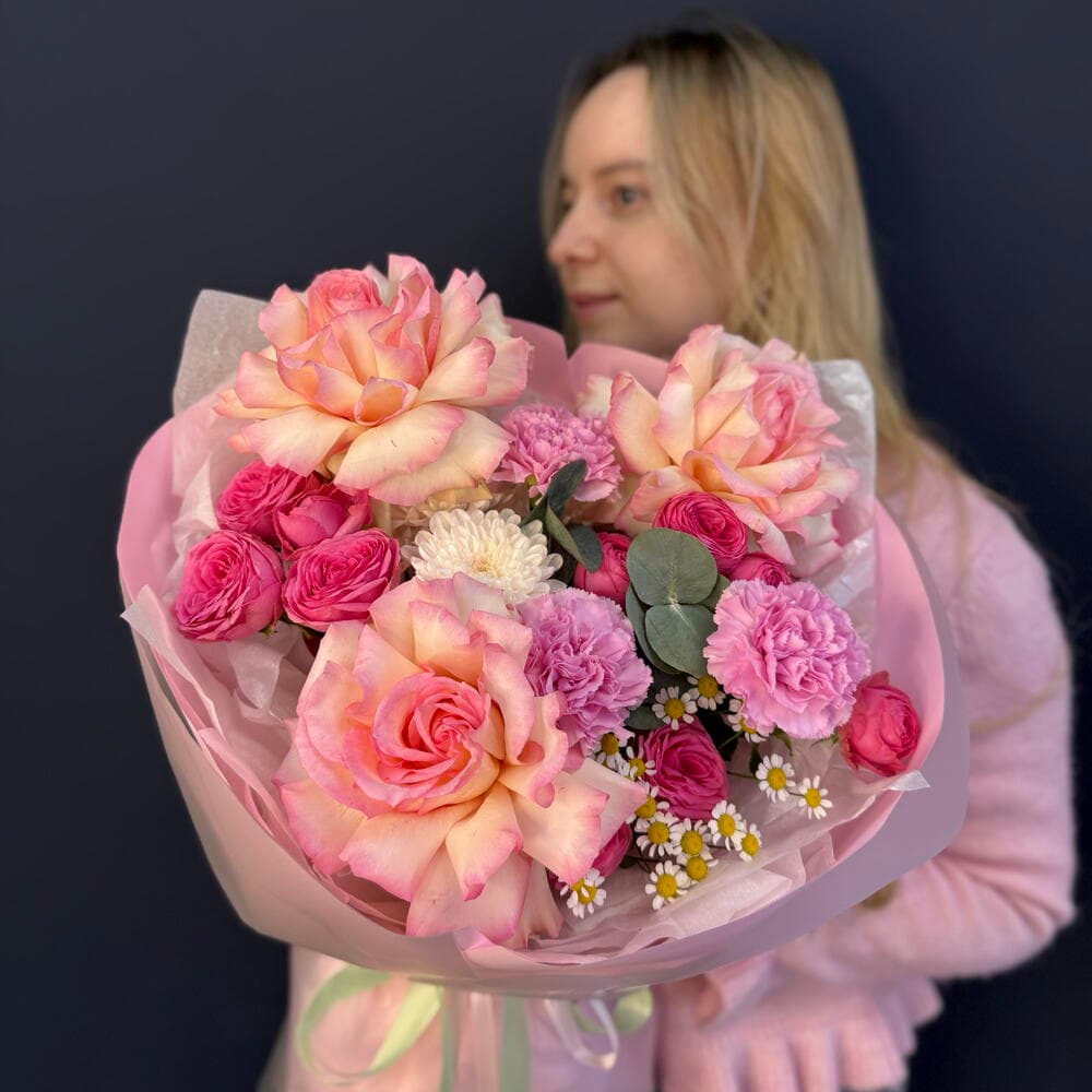 «В самое сердце💓 » с французскими розами, кустовыми розами, полевой ромашкой,хризантемой и Диантусом