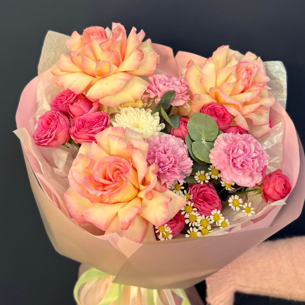 «В самое сердце💓 » с французскими розами, кустовыми розами, полевой ромашкой,хризантемой и Диантусом — фото 4