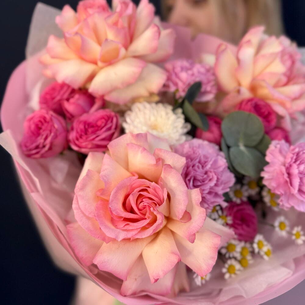 «В самое сердце💓 » с французскими розами, кустовыми розами, полевой ромашкой,хризантемой и Диантусом — фото 5