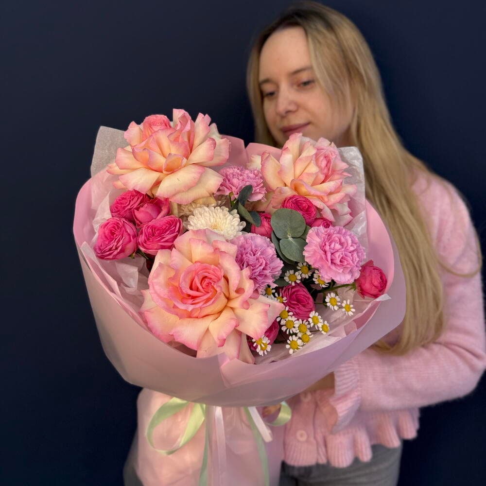 «В самое сердце💓 » с французскими розами, кустовыми розами, полевой ромашкой,хризантемой и Диантусом — фото 2