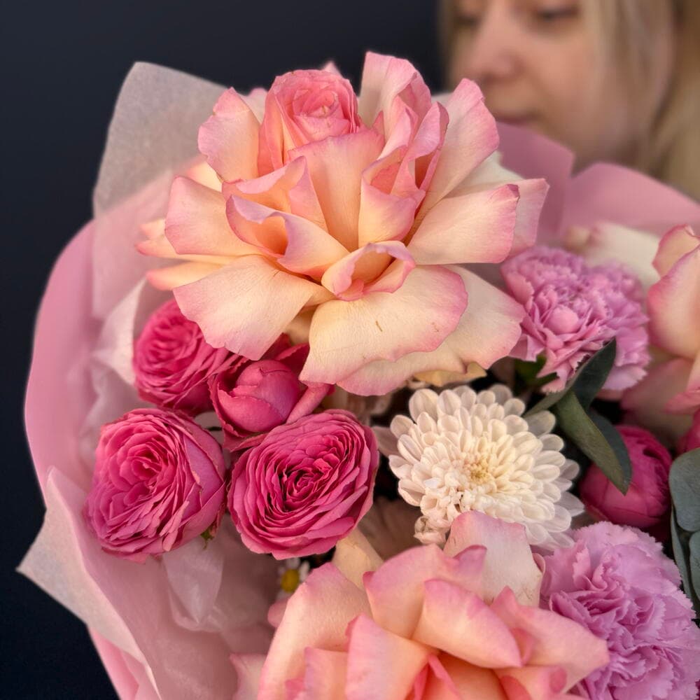 «В самое сердце💓 » с французскими розами, кустовыми розами, полевой ромашкой,хризантемой и Диантусом — фото 6