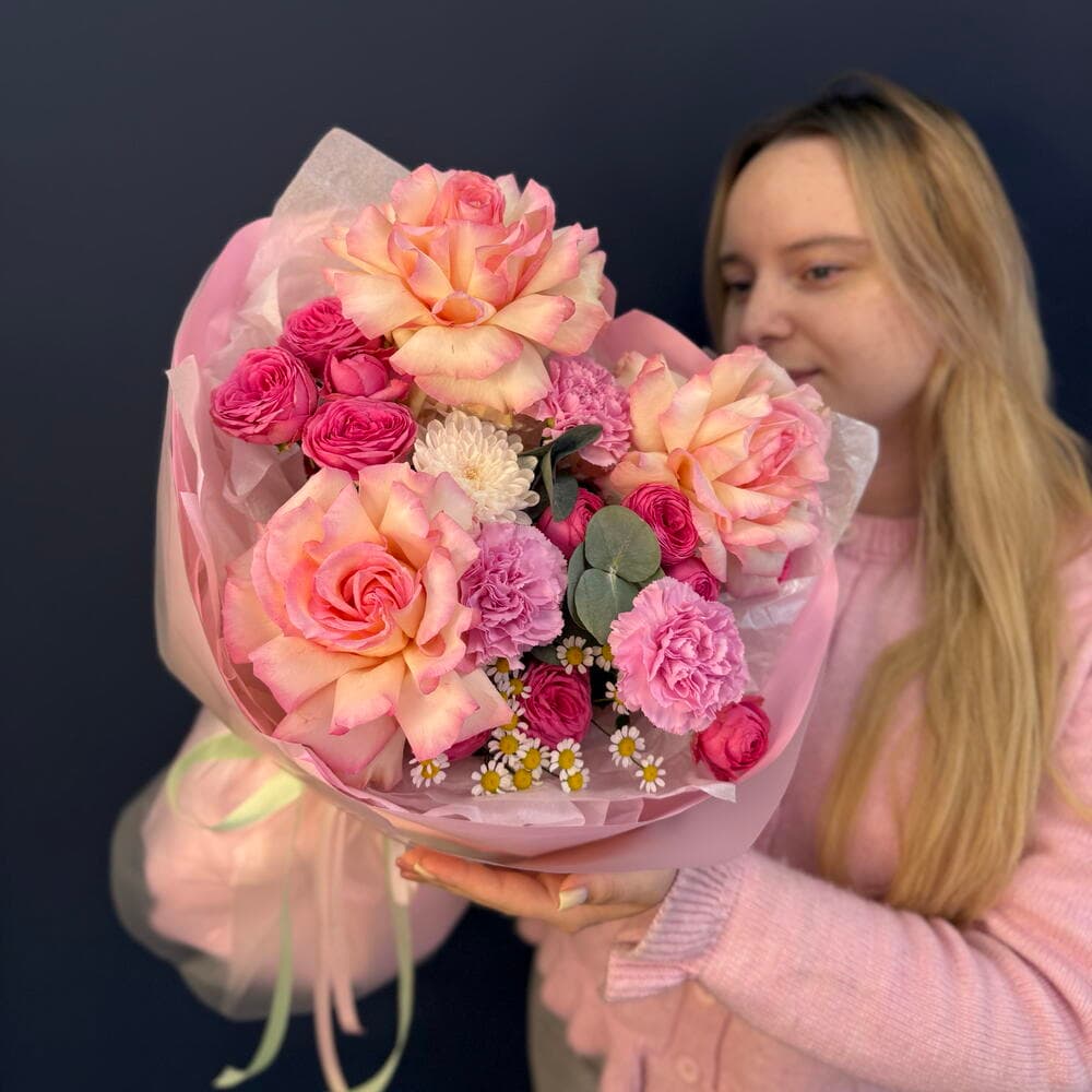 «В самое сердце💓 » с французскими розами, кустовыми розами, полевой ромашкой,хризантемой и Диантусом — фото 3