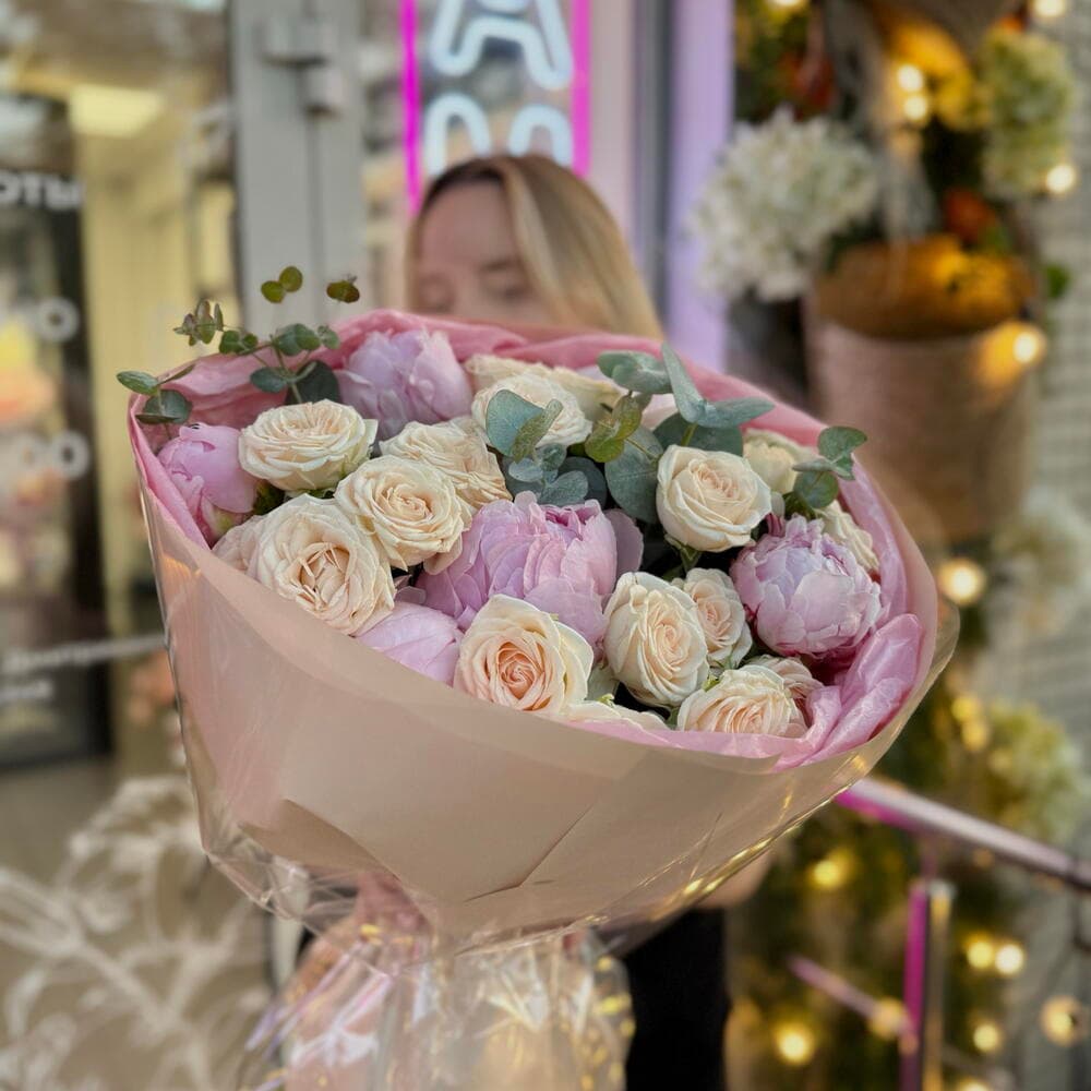 «Аромат нежности» 🌸 — с кустовыми розами и пионами — фото 1