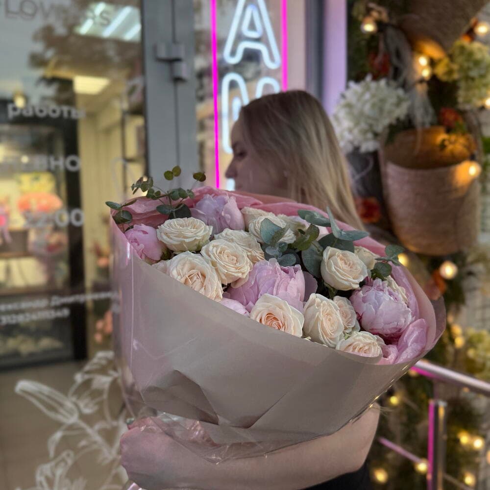 «Аромат нежности» 🌸 — с кустовыми розами и пионами — фото 4