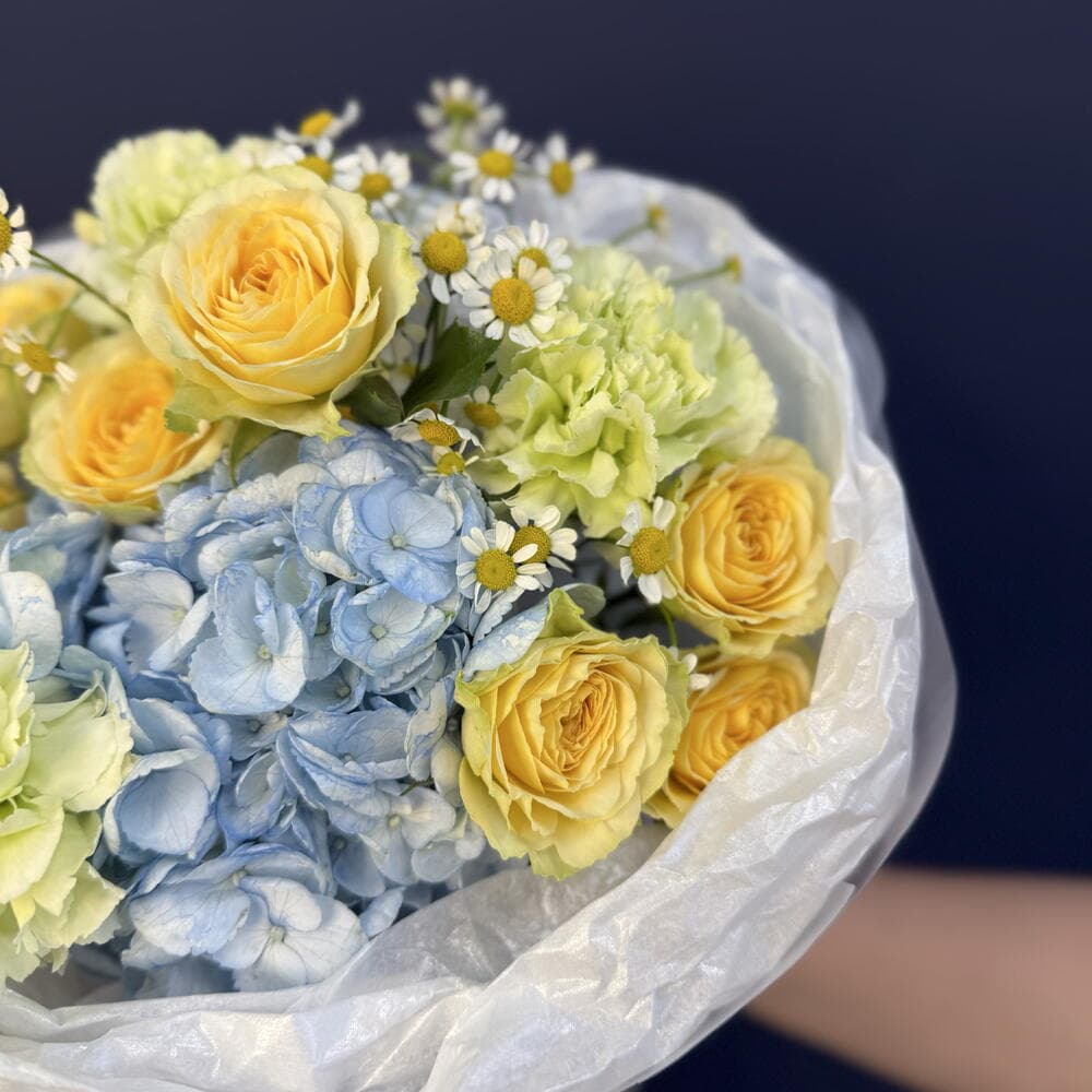 Авторский дофаминовый «Ты моё солнце💛» с кустовой розой, гортензией и ромашкой — фото 5