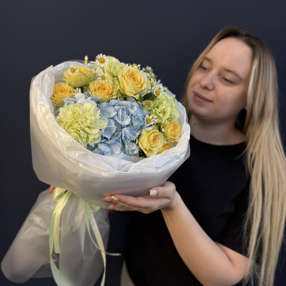 Авторский дофаминовый «Ты моё солнце💛» с кустовой розой, гортензией и ромашкой — фото 3