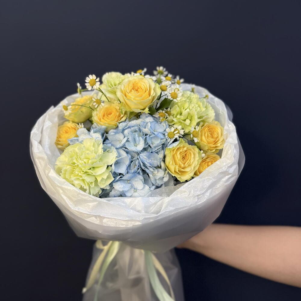 Авторский дофаминовый «Ты моё солнце💛» с кустовой розой, гортензией и ромашкой — фото 4
