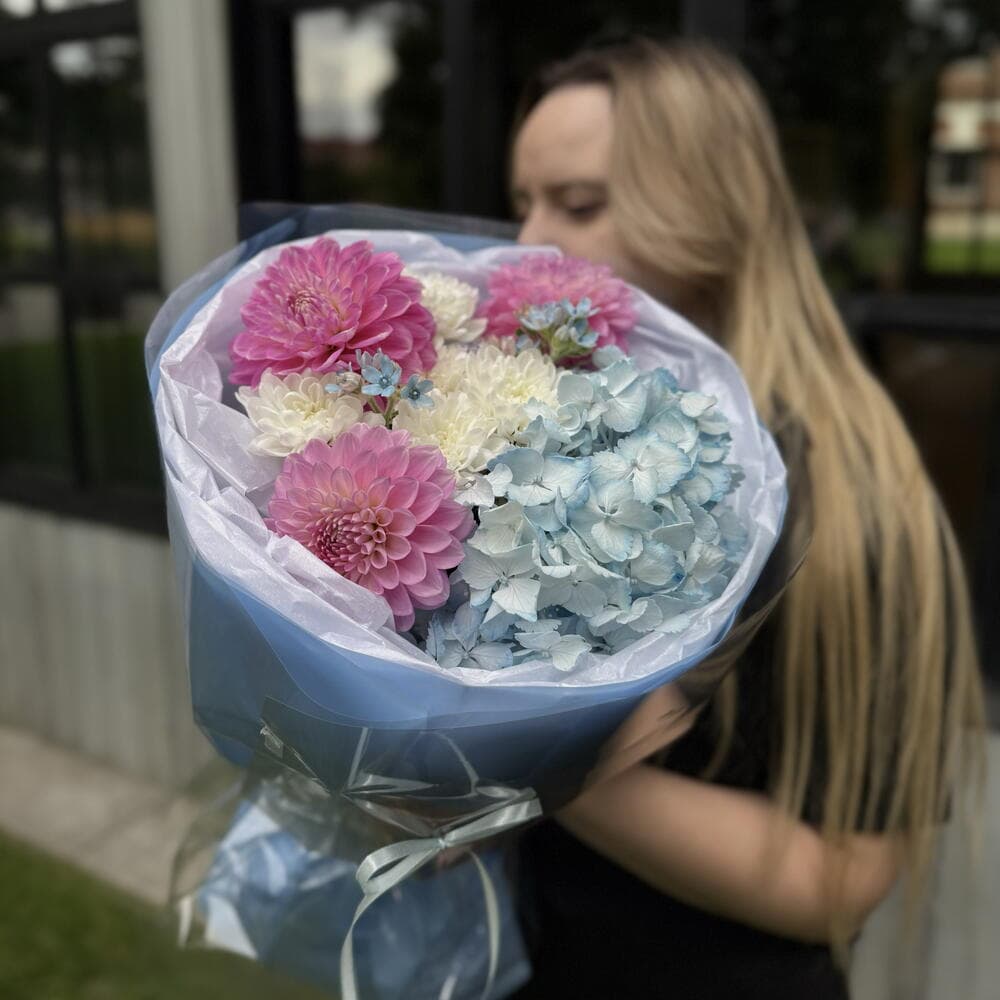 Нежный «Малиновый мусс💙» с георгинами, гортензией и оксипеталумом — фото 1
