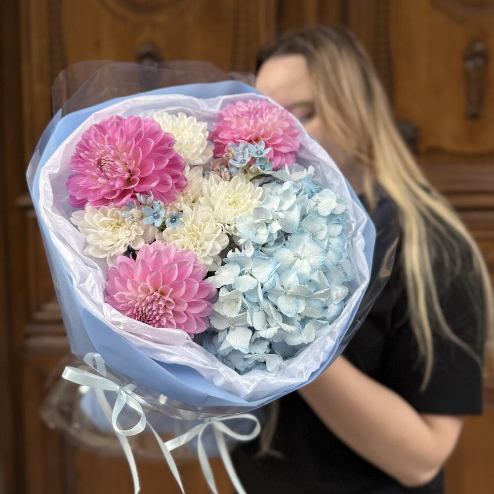 Нежный «Малиновый мусс💙» с георгинами, гортензией и оксипеталумом — фото 2