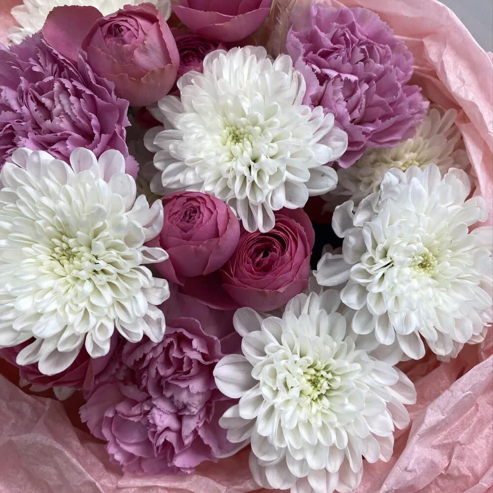 «Она прекрасна» S 💕 с хризантемой, кустовой пионовидной розой, диантусами — фото 4