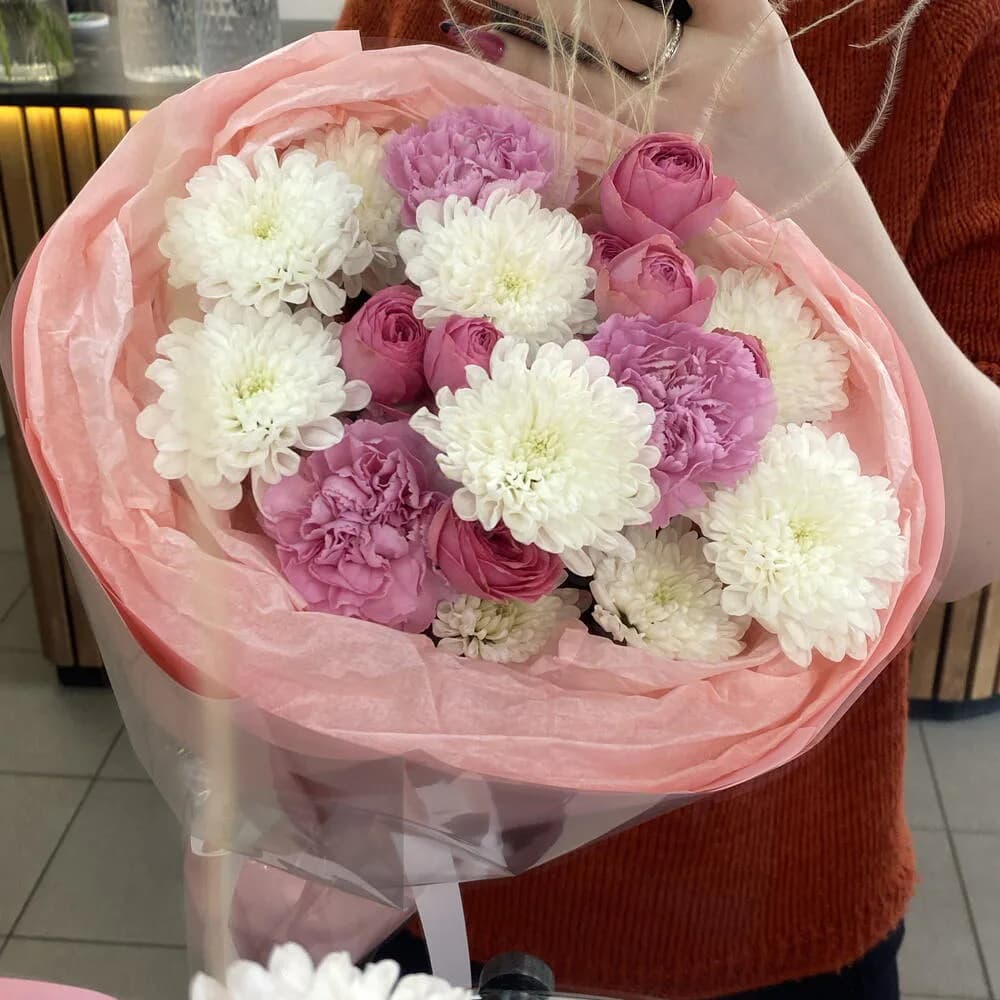 «Она прекрасна» S 💕 с хризантемой, кустовой пионовидной розой, диантусами — фото 2