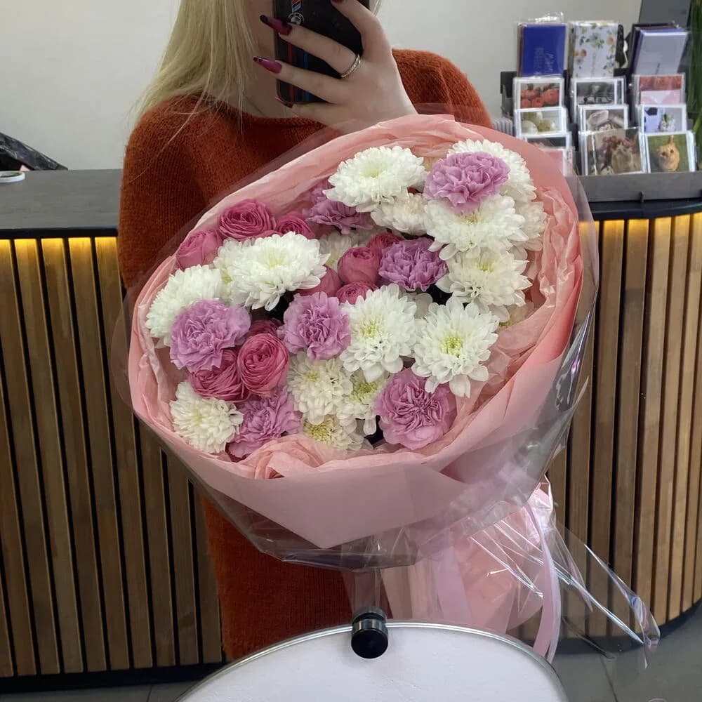 «Она прекрасна» M 💕 с хризантемой, кустовой пионовидной розой и диантусами — фото 1
