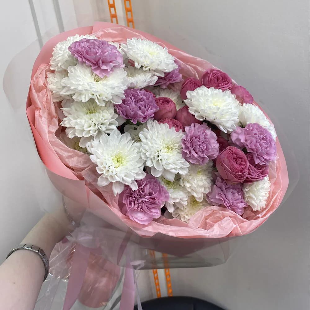 «Она прекрасна» M 💕 с хризантемой, кустовой пионовидной розой и диантусами — фото 3