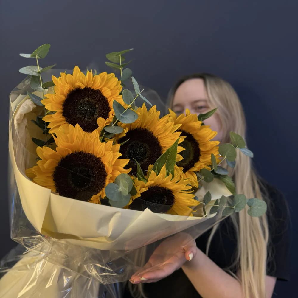 «Мой август»🌻 — 5 подсолнухов с эвкалиптом — фото 2