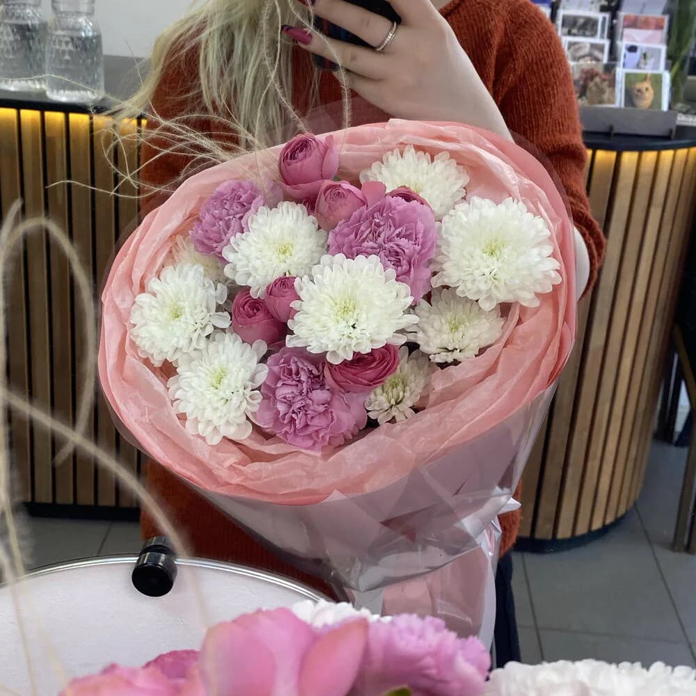 «Она прекрасна» S 💕 с хризантемой, кустовой пионовидной розой, диантусами — фото 1