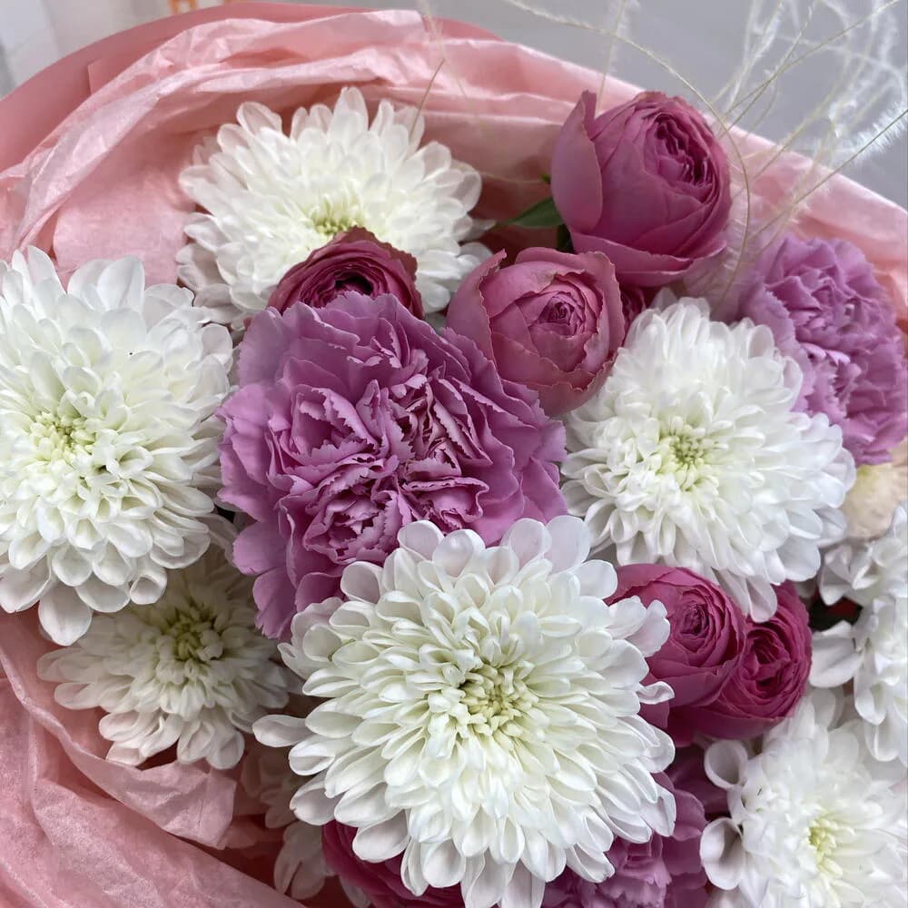 «Она прекрасна» S 💕 с хризантемой, кустовой пионовидной розой, диантусами — фото 5