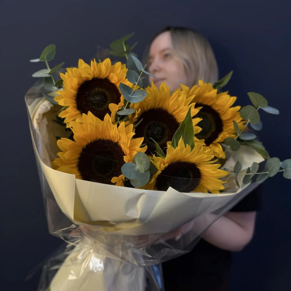 «Мой август»🌻 — 5 подсолнухов с эвкалиптом — фото 1