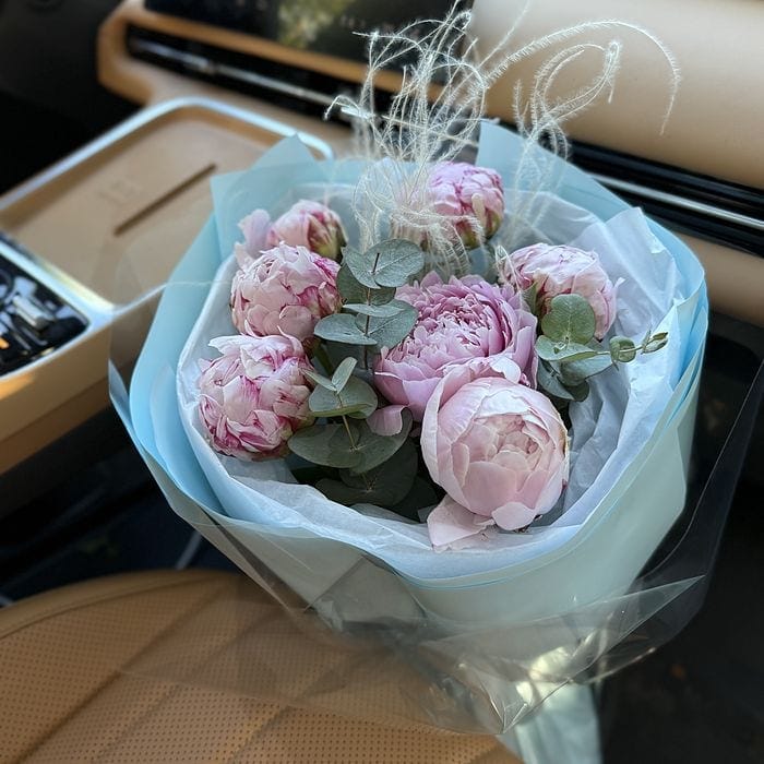 Букет подготовлен к поездке в автомобиле