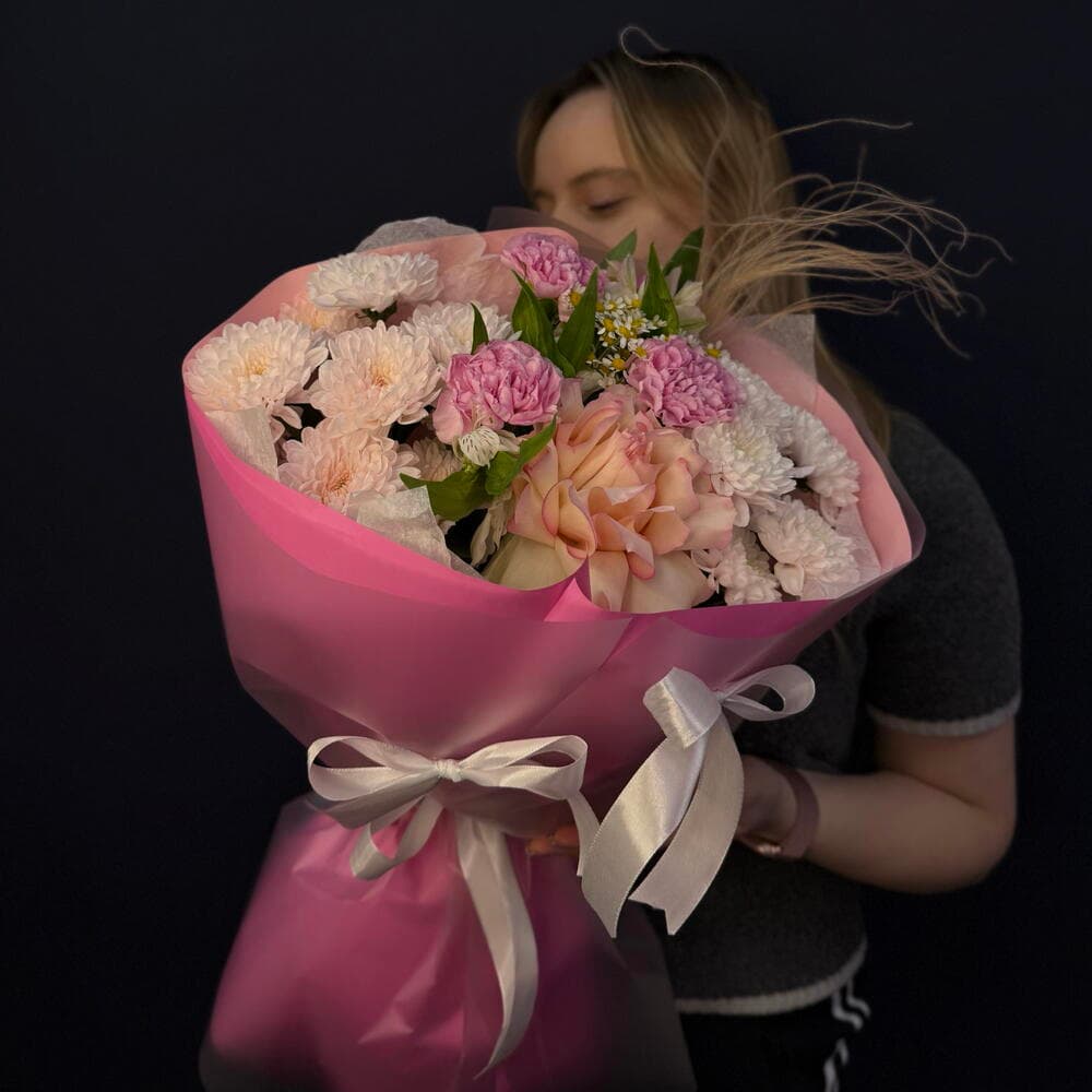 «Клубничка🍓S» с французской розой, кустовой хризантемой, стойкой альстромерией и диантусами